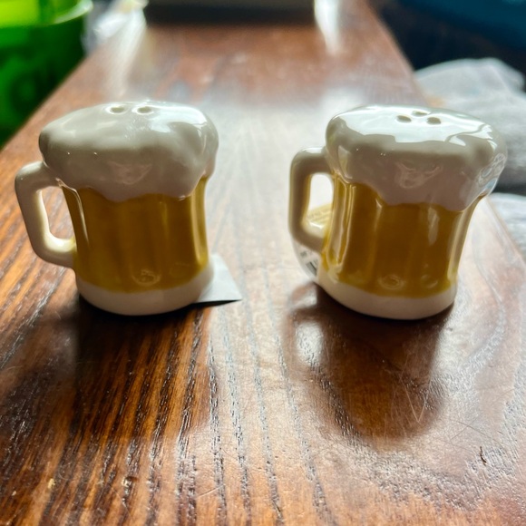 Cracker Barrel Beer Mug Salt and Pepper Shakers - Picture 1 of 4